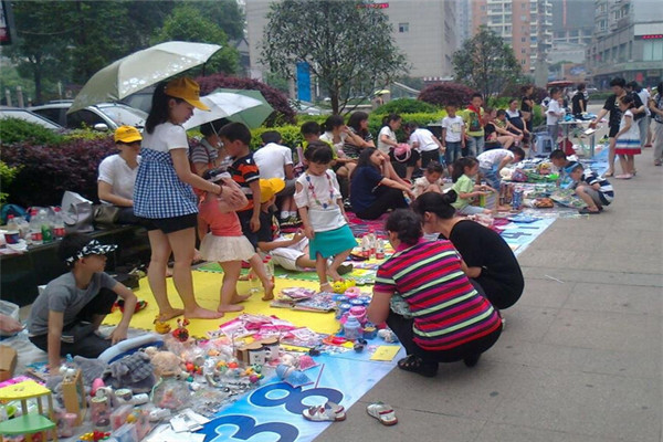 在集市摆摊做什么赚钱最快 集市上摆摊还收费吗