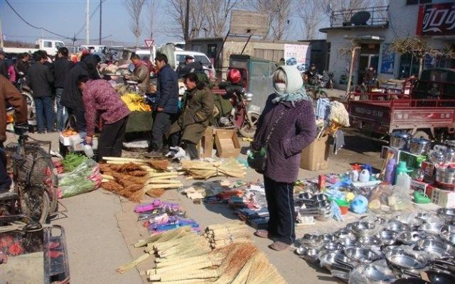 在集市摆摊做什么赚钱最快 集市上摆摊还收费吗