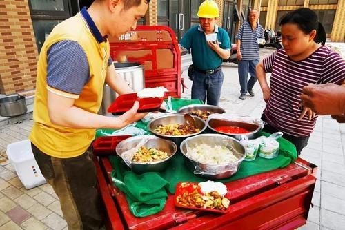 在家乡做餐饮生意赚钱吃