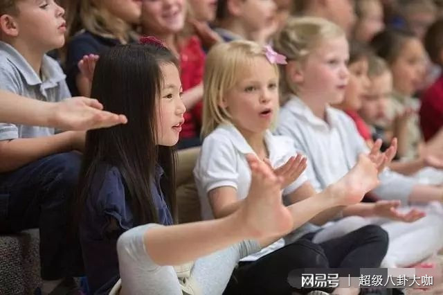 在美国，孩子们可以通过多种途径赚钱，从小学生到大学生，都有机会通过劳动获得收入。那么，在美国的孩子会做什么赚钱呢？