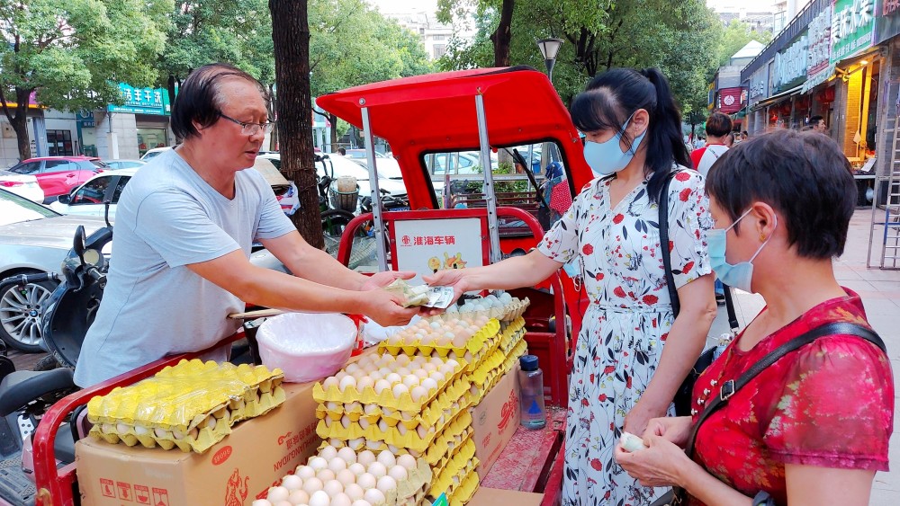 摆摊卖鸡蛋，轻松赚钱养家