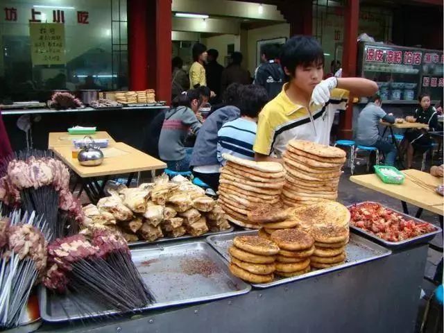 宁德餐饮加盟项目利润多少？这似乎是许多想要加入餐饮行业的人所关心的核心问题。在本文中，我们将探讨宁德餐饮加盟项目的利润情况，包括加盟费、店面租金、设备投资、原材料成本、人工成本等方面的分析。通过了解这些信息，希望能更好地帮助投资者评估宁德餐饮加盟项目的盈利潜力。