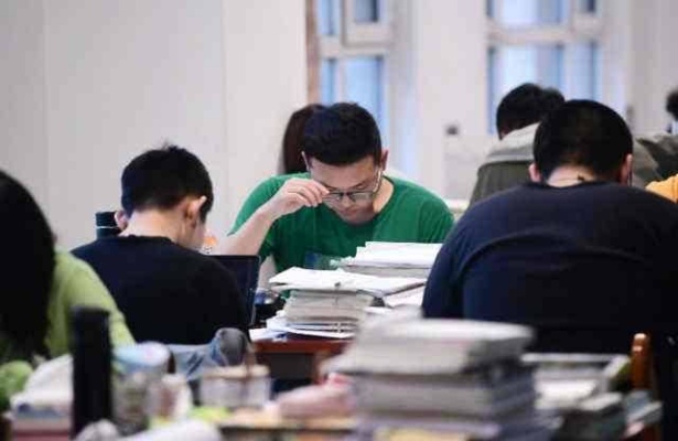 大学生在班里做什么好赚钱 大学生在班里的表现