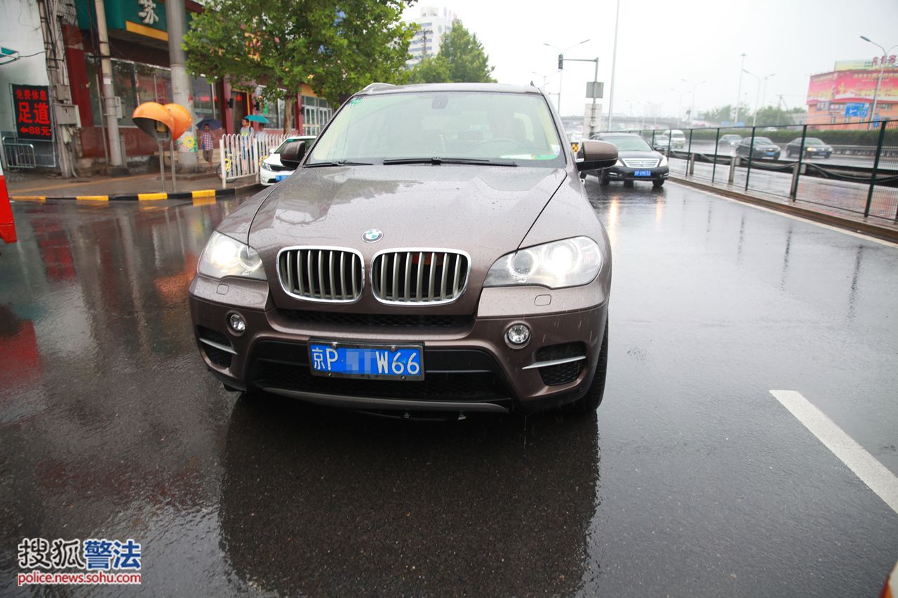 下雨天开宝马图片 下雨天开宝马车图片