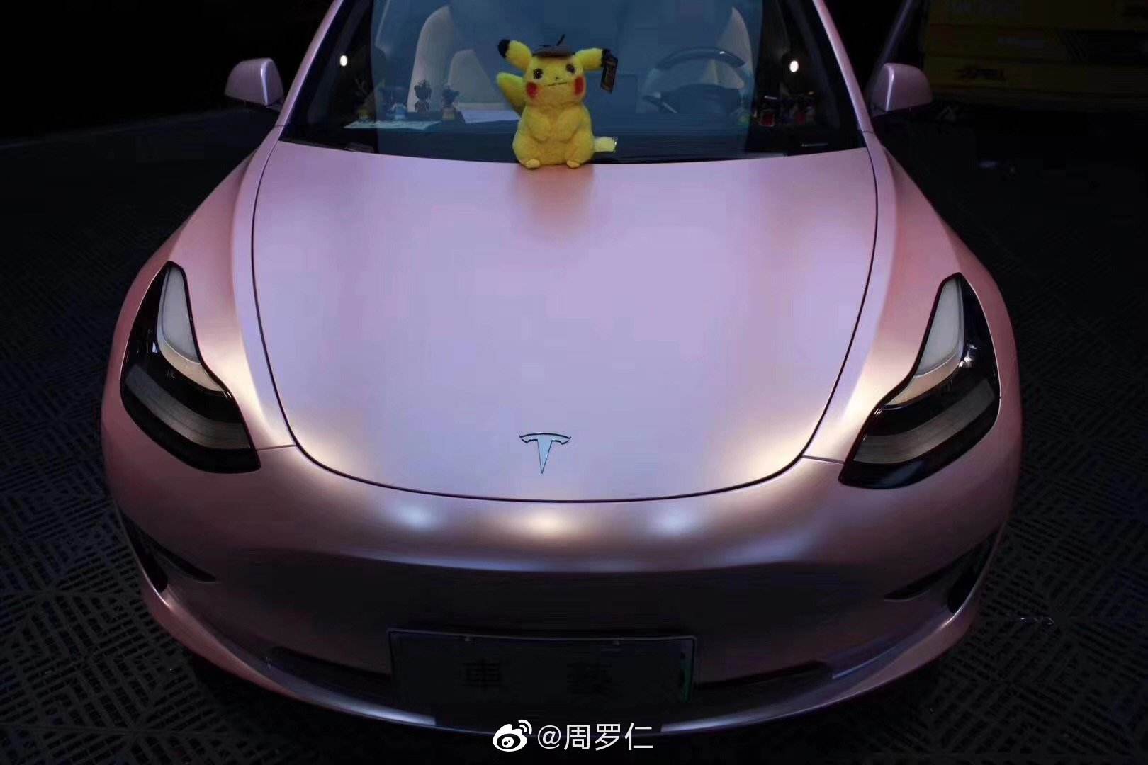 特斯拉model3淡紫色 特斯拉model 3纯黑色