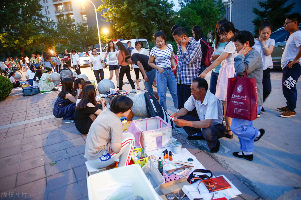 冬季大学摆摊卖什么好 适合冬天学校门口摆摊做的小生意