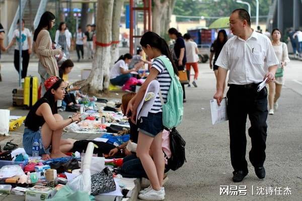 在厂里摆摊卖什么东西好 在厂里摆摊卖什么东西好呢