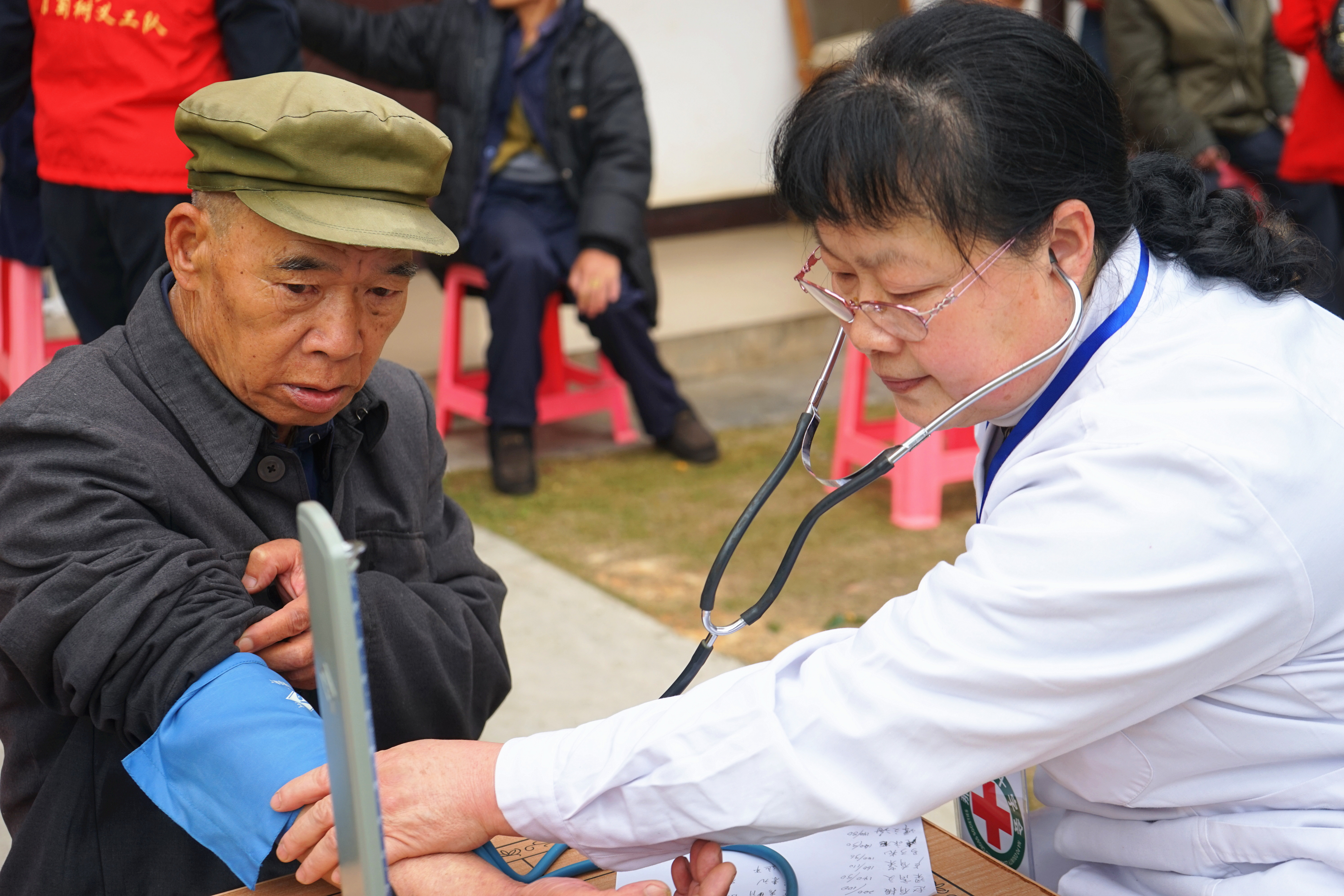 敬老院与老人打官司的费用 敬老院与老人打官司的费用谁出