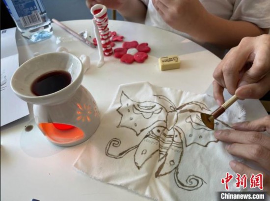 苗族蜡染云课堂亲子活动广州进行 贵州“蜡染妈妈”远程指导