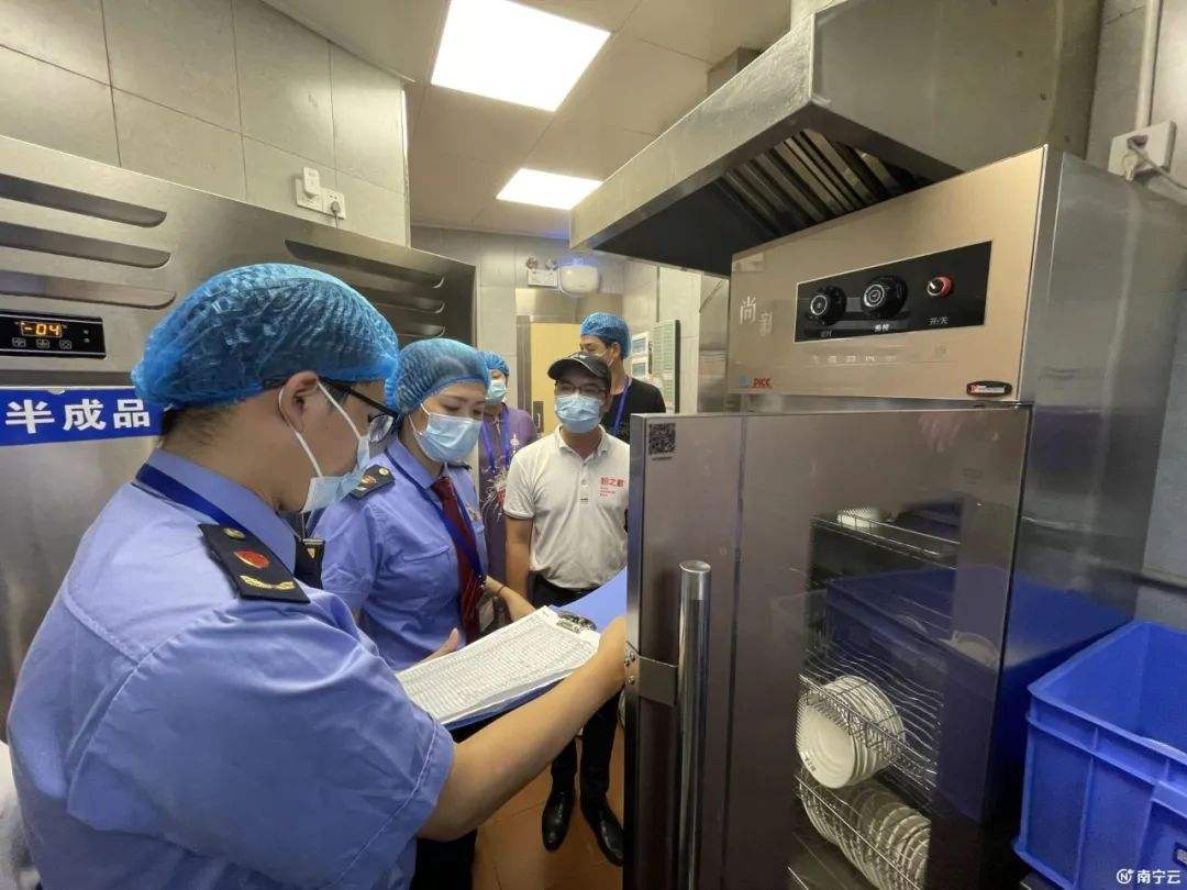 后厨合不合格归谁管(后厨食品过期厨师长有责任吗)